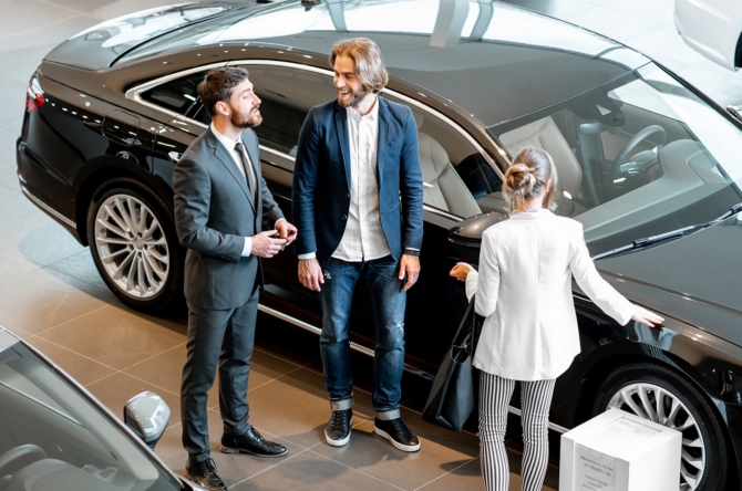 Tech_LEDwall-e-concessionarie-d’auto--il-DOOH-si-fa-strada-nel-mercato